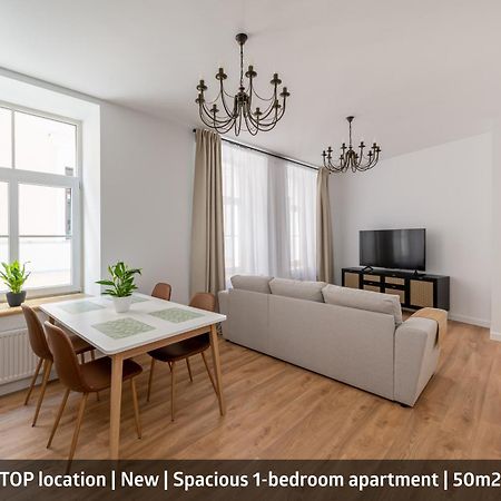 Spacious 1-Bedroom Apartment In The Heart Of Old Town Riga Esterno foto