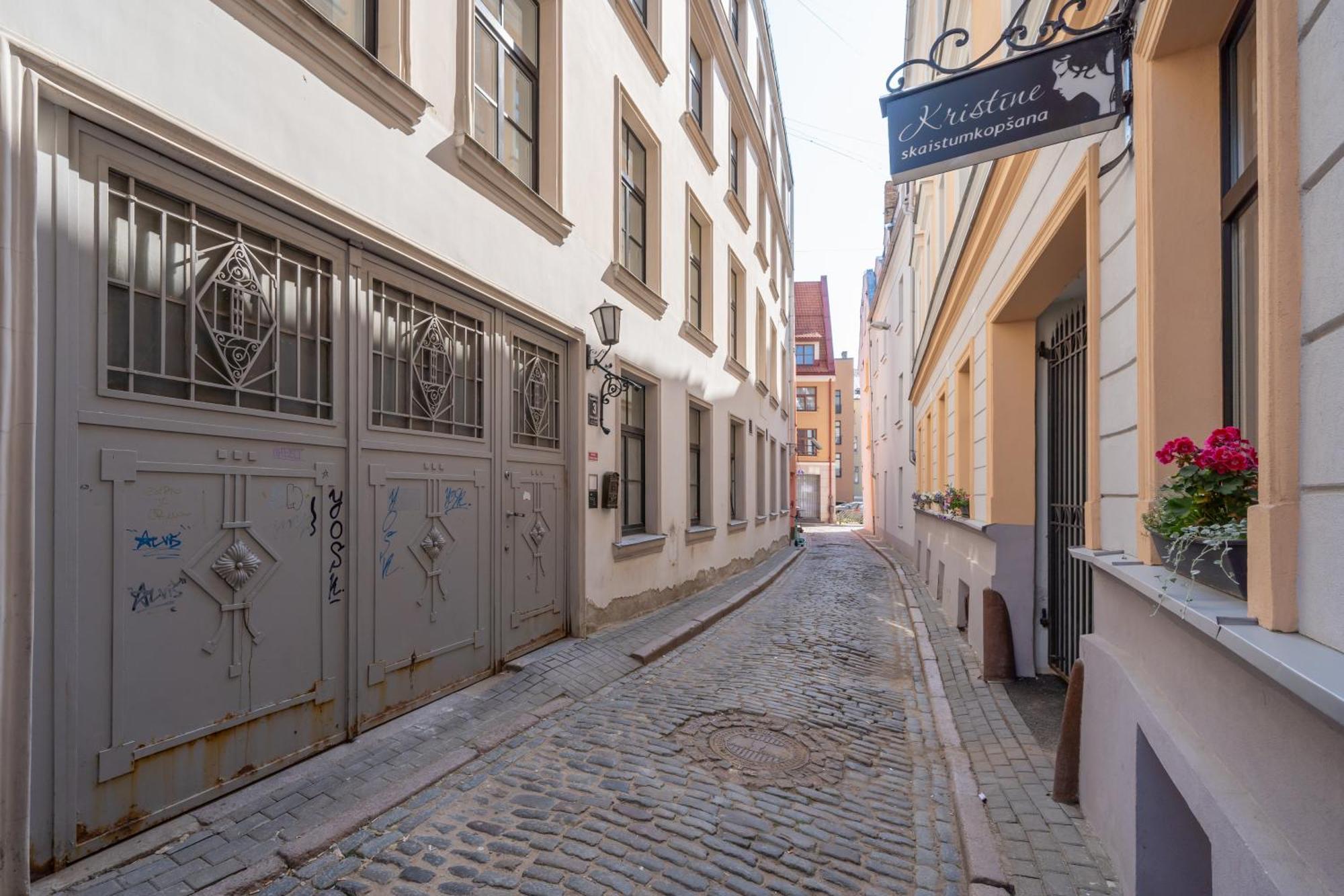 Spacious 1-Bedroom Apartment In The Heart Of Old Town Riga Esterno foto